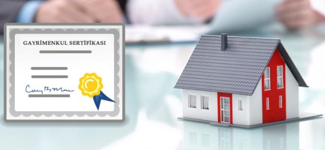Gayrimenkul sertifikalar, yatrm hesab bulunan herkesin bankalar ya da arac kurumlar araclyla ulaabilecei ekilde sunulacak. Sertifikalar; dairenin deeri, konumu, bykl, oda says gibi faktrlere gre belirlenecek. Her bir konut, daha kk paylara blnerek yatrmclara arz edilecek.  <p>  Bu sistemde yatrmclar, konutun tmne sahip olmasalar bile deer artndan pay alabilecek. Ayrca gayrimenkul sertifikalar, borsada ilem grebilecek ve yatrmclar diledikleri zaman alm-satm yapabilecek. Peinat, kredi, tapu ilemleri gibi zahmetli ve masrafl srelere gerek kalmadan yatrm yaplabilecek.