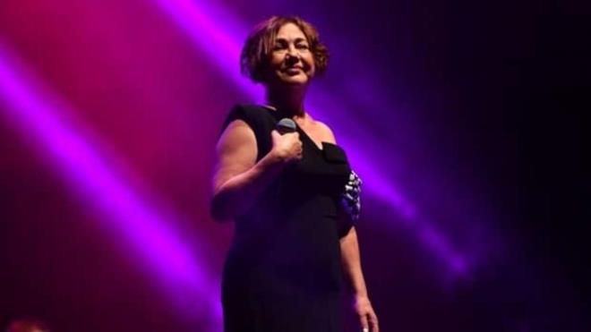 Nazan ncel, mays aynda kalp krizi geirmiti. ncel, anjiyo balon yaplarak iki stent taklmasnn ardndan taburcu edilmiti.<p>Nazan ncel, getiimiz gnlerde tekrar geirdii kalp krizi nedeniyle tekrar hastaneye kaldrlmt. nl arkcnn salk durumunun iyiye gittii renildi.<p>