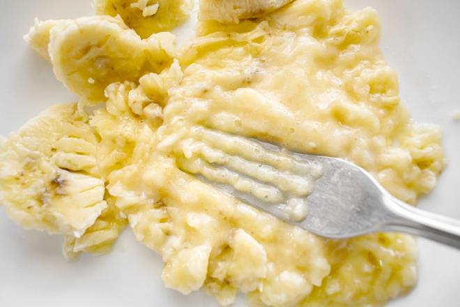 Beslenme uzman Nichola Ludlam Raine, en sevilen 18 meyveyi besin deerlerine gre deerlendirdi. Deerlendirmede her meyveye, vitamin mineral ierii, lif oran ve doal eker dzeyine gre 5 zerinden puan verildi.    Diyetisyen, meyvelerin temel olarak fruktoz gibi doal ekerler ve lif ierdiine dikkat ekti. The Telegraph?a konuan bir uzman, ?Lif, sindirimi yavalatr ve kan ekerinde ani ykselmeleri nlemeye yardmc olur? dedi. Ancak diyabet ya da inslin direnci olan bireylerin porsiyon kontrolne dikkat etmesi gerektii vurguland: ?Bir avu ya da yaklak 80 gram yeterlidir.?