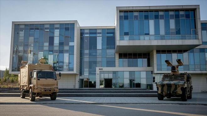 elik Kubbe sistemi; seyir fzeleri, HA ve SHA'lar, kamikaze HA, sr dronlar ve helikopter gibi hava tehditlerine kar ok katmanl savunma salamay hedeflemektedir. SPER Blok 3 sisteminin, balistik fze savunmas kabiliyeti ile 2025 yl sonuna kadar devreye alnmas planlanmaktadr.