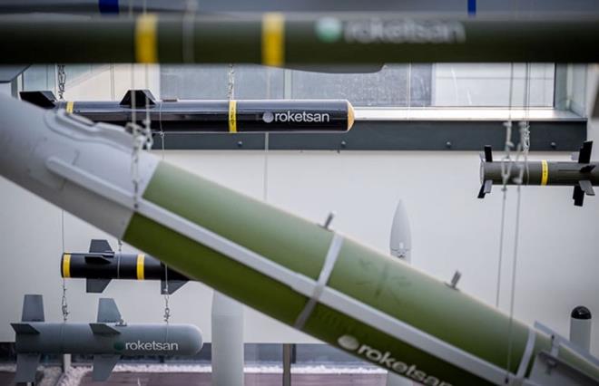 ELK KUBBE TRKYE'DE AKTF M?    Savunma Sanayii Bakan Prof. Dr. Haluk Grgn, Trkiye'nin gelitirdii elik Kubbe hava savunma sistemine ilikin nemli aklamalarda bulundu. Grgn, sistemin mevcut unsurlarnn aktif olarak kullanldn, kritik bileenlerinin ise seri retim aamasna getiini belirtti.    2024 yl Austos aynda resmen onaylanan proje, 2025 yl itibaryla kademeli olarak sahaya entegre edilmeye balanm durumda. Hava savunma alannda yksek teknolojili zmler sunan sistem, Trkiye?nin savunma kabiliyetleri asndan stratejik bir g arpan olarak ne kyor.    elik Kubbe, sahip olduu radar, komuta-kontrol ve nleme teknolojileri sayesinde, ksa menzilli tehditlere kar etkin bir koruma salayarak, Trkiye'nin hava savunma mimarisinde kilit bir rol stlenmeye balamtr.