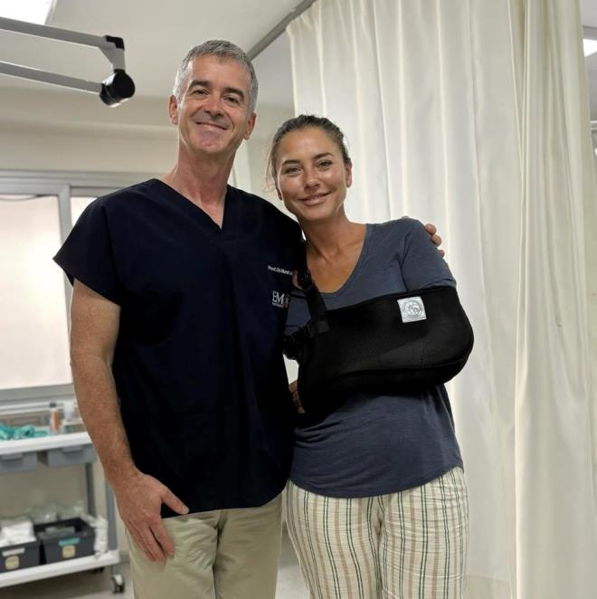 "16 DKL BR ECE VAR ARTIK"    Ece Uslu, hastaneden paylat kareyle salk durumu hakknda bilgi verdi.    nl isim paylamna "Maalesef grnmez kaza dedikleri trden bir kaza atlattm. Paama taklp ivi gibi yere akldm. Neyse ki sadece sol tarafmla atlattm meseleyi. lk mdahale eme?de olduum iin eme Devlet Hastanesi'nde yapld, ardndan olayn sabahna direkt zmir'de baka bir hastanede devam edildi ve acil ameliyata alndm.  gn hastanede kaldktan sonra taburcu edildim. Tm hastane alanlarna ve en bata doktoruma ok teekkr ederim. 16 dikili, faal bir Ece var artk. Uzun bir tedavi sreci beni bekliyor ama her ey yolunda ve ok iyiyim. Yanmda olan, arayan, soran herkese ok ama ok teekkr ederim. Hepinizi seviyorum" notunu dt.