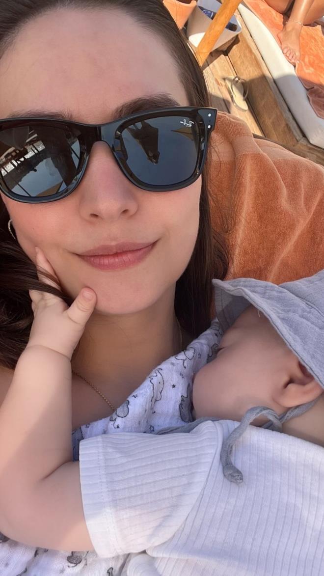 Son olarak Prens dizisinde boy gsteren Bayat, ardndan bebeinin kucanda uyuduu anlar yaynlad.