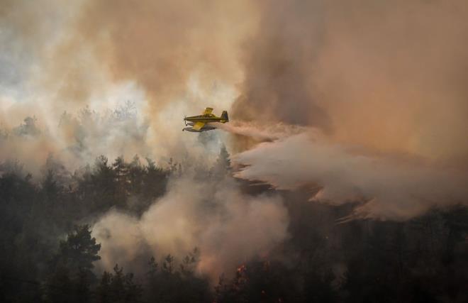 "GECE UULARIYLA MDAHALENN ETKS DK"    Bltende, "Gece uularyla mdahale yaplmyor" iddiasnn da yanltc olduuna iaret edilerek, gece uuuyla yaplan mdahalelerin yangn sndrmeye olan etkisinin dk olduu, can gvenlii de dikkate alnarak gece uuuyla yangnlara mdahale ynteminin tercih edilen bir yntem olmad aktarld.    Bltende, "'Yanan alanlara aa dikilmiyor' iddias gerek ddr. 6831 sayl Orman Kanunu gerei, yanan orman alanlarnn baka bir amala kullanlmas yasaktr. Bu alanlarn tamam yeniden ormanlatrlmak zorundadr. Trkiye bu alanda da somut admlar atm, byk apl aalandrma almalar yrtmtr." ifadelerine yer verildi.