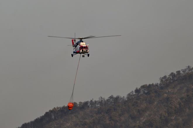 "UAK YOK, YANGINLARI MDAHALE EDLMYOR" DDASI    "Uak yok, kapasite kstl, yangnlara mdahale edilmiyor" iddiasnn tmyle aslsz olduu belirtilen bltende, Trkiye'nin, 2021'den itibaren orman yangnlaryla mcadele altyapsn kkl biimde glendirdii, 2025 itibaryla 27 yangn sndrme ua, 105 helikopter, 14 HA, 6 bine yakn kara arac ve 25 bini akn personelle yangnla mcadelede Avrupa'nn en hazrlkl lkelerinden biri olduu vurguland.    Son 23 ylda orman yangnlaryla mcadelede ok nemli mesafeler kaydedildii anmsatlan bltende, "2002'de 73 ton olan havadan su atma kapasitesi, 2025 itibaryla 27 uak ve 105 helikopterle toplam 438 tona ykselmitir. Yangnla mcadelede insansz hava arac kullanan Avrupa'da ilk, dnyada ikinci lke Trkiye olmutur. 14 HA ve 184? akll 776 gzetleme kulesinin yan sra, yapay zeka tabanl sistemlerimizle artk yangn tespit sresi 2 dakikaya kadar inmitir." ifadelerine yer verildi.