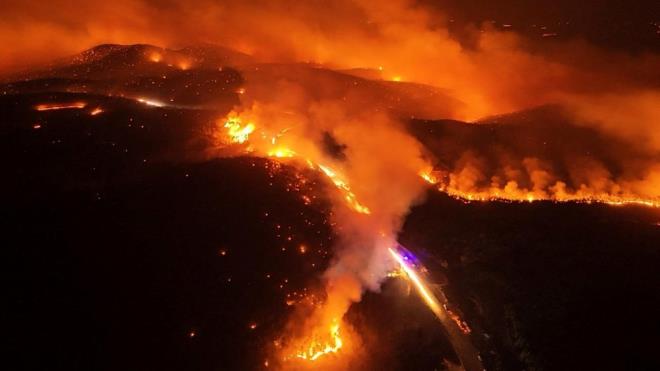 "REKOR SICAKLIKLAR GRLD"    Bltende, yln ilk yarsnda dnya genelinde yaklak 102 milyon hektarlk alann yangnlardan etkilendii bu alann yarsndan fazlasnn da Afrika'da yer ald bilgisi verildi.      Avrupa ve Akdeniz blgesinde, yln ikinci yarsnda rekor scaklklarn grld ve bu durumun yangnlarn yaygnlamasnda etkili olduu ifade edilen bltende, Silopi'de 50,5 derece ile tarihi scaklk rekorunun krld hatrlatld.    Bltende, Avrupa Orman Yangn Bilgi Sistemi (EFFIS) verilerine gre, Avrupa'da yln ilk yarsnda orman yangnlarndan etkilenen alann 227 bin ila 237 bin hektar olarak lld, bu miktarn son 19 yln ortalamas olan 131 bin hektarn neredeyse iki kat olduu bilgisi verildi.