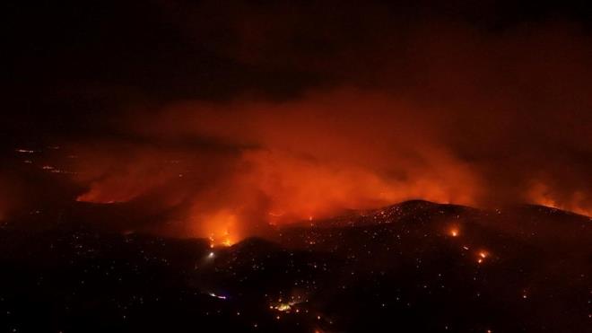 AALANDIRMA EKOSSTEME VE BLME GRE YAPILIYOR"    "Yanan alanlar imara alyor" iddiasnn hukuki ve fiili olarak imkansz olduuna yer verilen bltende, Orman Kanunu'nun 17. ve 18. maddeleri gereince, yanan alanlarn imara almasnn kesin olarak yasak olduunun alt izildi.    "Yanan alanlara yaplan aalandrma almalarnda hep abuk yanan am aalar dikiliyor, meyve aalar dikilmiyor, bu da orman yangnlarn hzlandryor" iddiasnn dezenformasyon olduu belirtilen bltende, yanan alanlardaki aalandrmann Orman Genel Mdrl tarafndan ekosisteme ve bilime gre yapld bildirildi.    Baz yangnlarn uzun srmesinin nedeninin mdahale eksiklii olmad, doa ve corafya artlar olduu vurgulanan bltende, yangnn sresi, blgenin arazi yaps, scaklk, nem, rzgar ve yangn tipi gibi pek ok faktrden etkilenildii aktarld.    Bltende, Trkiye'nin Ege ve Akdeniz blgelerinin yaz aylarnda yksek scaklk, dk nem ve sk rzgar nedeniyle yangn asndan dnyann en riskli alanlar olduuna dikkati ekildi.