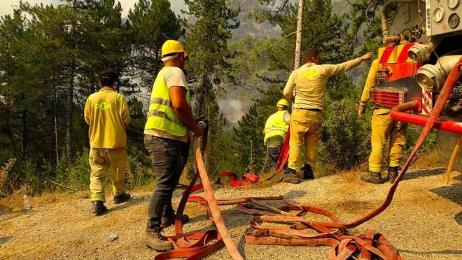"YANGIN LER YETERL ETM ALMIYOR" DDASI    "Yangn iileri yeterince eitim almyor" iddiasnn aslsz olduu belirtilen bltende, yangn iileri ve Orman Genel Mdrlnn tm personelinin Orman Yangnlaryla Mcadele Eitim ve  Sal ve Gvenlii Eitimi olmak zere uluslararas standartlara uygun olarak gerekli eitimlere tabi tutulduu bildirildi.    "Orman iilerinin koruyucu kiisel donanmlar yok, yanmaya dayankl elbiseleri bulunmuyor ve maske takmyorlar" iddiasnn yalan olduu ifade edilen bltende, orman yangnlaryla mcadelede gerekli olan koruyucu donanmlarn her yl dzenli olarak Orman Genel Mdrlnce temin edilerek personellere teslim edildii vurguland.