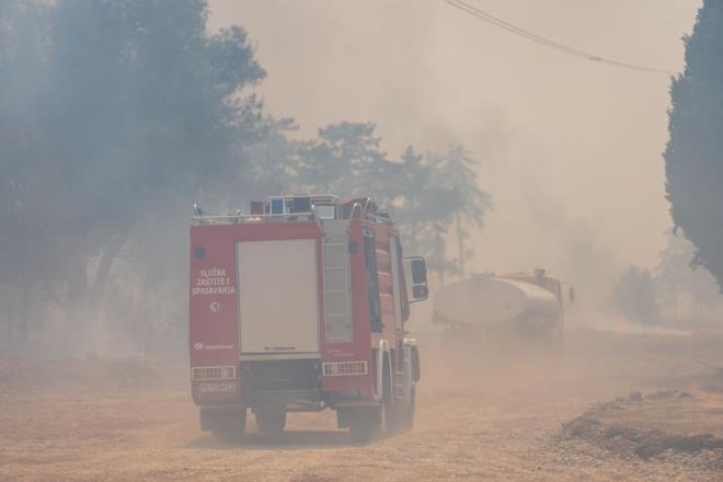 "EKPLERN HER TRL GEREKSNM KARILANIYOR"    "Yangnla mcadele eden personele yeterli cret verilmedii", "Liyakatn gzetilmedii" iddialarna da yer verilen bltende, yangnda grev alan iilerin, ie alnma aamasnda fizik yeterlilik snavndan geirildii, yangn ekiplerinin yangnla mcadele esnasnda ihtiya duyduklar her trl gereksinim, fazla mesai, yolluk ve buna benzer zlk haklarnn karland belirtildi.    Yangnla havadan mcadele faaliyetleri kapsamnda Milli Savunma Bakanl ve ileri Bakanl ile yaplan protokoller erevesinde helikopter, uak ve HA'lardan oluan 53 hava gc ile orman yangnlaryla havadan mcadele kapsamnda destek alnd ifade edilen bltende, ayrca 12 bin 219 asker personele yangnla mcadele eitimi verildii, ihtiya duyulmas durumunda ise destek alnd kaydedildi.