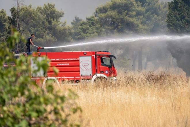"CEZALAR KATLANARAK ARTMAKTADIR"    Baz sosyal medya paylamlarnda, "orman yangnlarnn rant amacyla organize ekilde karldnn" iddia edildii anmsatlan bltende, yangnlarn byk blmnn yldrm dmesi, anz yaklmas, ihmal veya dikkatsizlik gibi nedenlerle kt ifade edildi.    Bltende, kast phesi bulunan durumlarda ise cumhuriyet savclklarnn soruturma balatt ve gerekli adli sreler iletildii vurguland.    "Orman yangnlarna sebep olanlarn cezasz kald ynnde yanl bir alg oluturulmaya alldna" dikkati ekilen bltende, unlar kaydedildi:    "Mevcut mevzuat, bu konuda olduka ak ve yaptrmcdr. Trk Ceza Kanunu?nun 170, 171 ve 174. maddeleri ile 6831 sayl Orman Kanunu?nun 110. maddesi uyarnca; orman yangnna sebebiyet veren kiiler hakknda hem adli hem de dar sreler derhal balatlmaktadr. Kasten yangn karma fiili, 10 yla kadar hapisle cezalandrlabilmekte, kamu malna zarar verme, tehdit ve sabotaj gibi ek sular olutuunda cezalar katlanarak artmaktadr."    Bltende cumhuriyet savclklarnca her yangn vakasnda delil toplama ve soruturma sreleri yrtld, Orman Genel Mdrl, jandarma ve emniyet birimleriyle koordineli ekilde hareket edildii belirtildi.