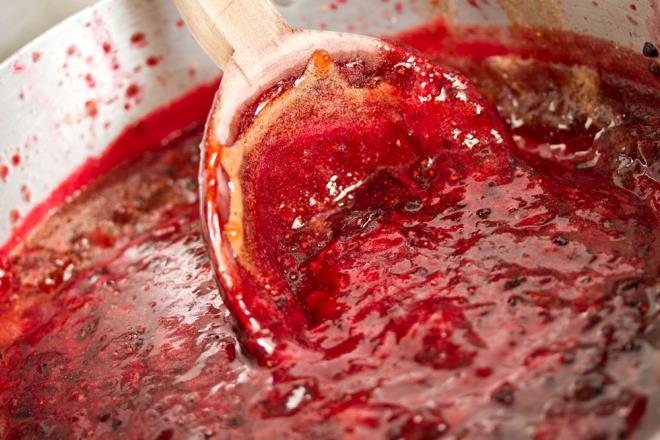 Lif ve antioksidanlar asndan zengin olan baz meyveler, dk glisemik indeksleri sayesinde kan ekeri kontrolne katk salyor. zellikle orman meyveleri, kivi, elma ve avokado gibi meyveler; diyabet ynetiminde olumlu etkileriyle dikkat ekiyor.