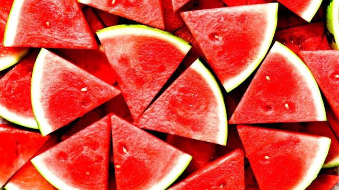 AIRI TKETM SNDRM SORUNUNA YOL AIYOR<p>    Karpuzun her ne kadar faydal olduu bilinse, Lara Whitson ar tketiminin baz sindirim sorunlarna yol atn belirtti.<p>    Yksek oranda  "FODMAP" ieriin karpuzun bu zellii sindirimi zorlatran baz ekerler anlamna geliyor. Johns Hopkins Medicine'a gre, dk FODMAP diyeti, irritabl barsak sendromu (IBS) gibi hassas sindirim sistemi rahatszlklarna sahip bireyler iin faydal olabilir.