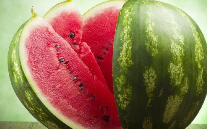Scak yaz gnlerinin serinletici meyvesi karpuzu kim sevmez ki? Fakat unutulmamas gereken bir durum var ki karpuzun da yan etkileri bulunuyor. Uzmanlar karpuzun nelerle tketilmesi gerektiini aklad.