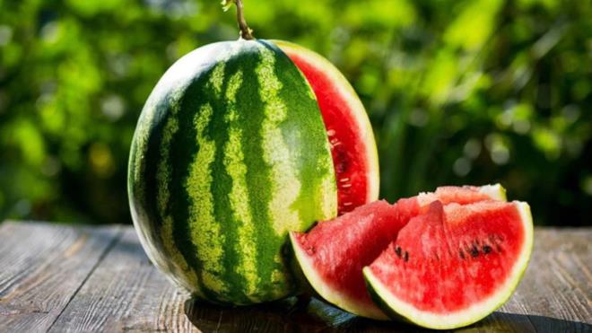 Doktorlar bundan dolay diyabet hastalarnn karpuz tketiminin dikkatli bir ekilde snrlandrlmas konusunda uyaryor.<p>    Kaytl diyetisyen Jessica Plowman, The Healthy dergisine verdii rportajda, "Eer her gn sadece karpuz yerseniz, bu bir sorun yaratabilir" dedi.  <p>  Plowman ayrca, "Karpuzun kan ekeri zerindeki etkisini azaltmak iin protein ve ya ieren yiyeceklerle birlikte tketilmesini neriyorum" diye belirtti.