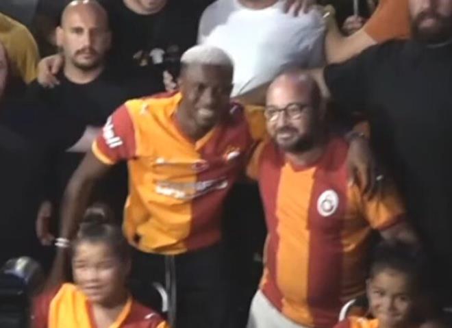 Osimhen karlamann ardndan aracna binerek alandan ayrlmaya hazrlanyordu ancak engelli ocuklaryla onu karlamaya gelen bir babay gren Osimhen, arabann durdurulmasn istedi. Nijeryal yldz sonrasnda o ailenin yanna giderek fotoraf ektirdi.