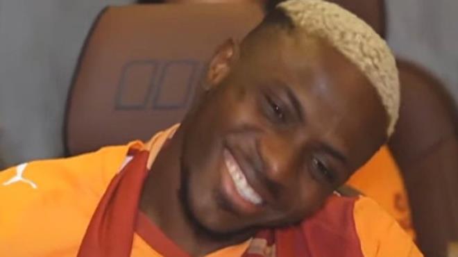 Galatasaray'n yeni transferi Victor Osimhen'in karlama treni unutulmaz anlara sahne oldu. Yldz oyuncuyu binlerce taraftar karlad. Osimhen'den alandan ayrlrken ise duygusal bir an yaand.