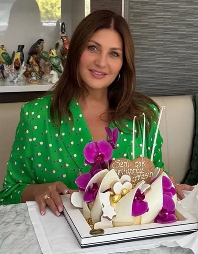 NL SME ERKEN KUTLAMA    Sibel Can'n kz Melisa Ural, aile arasndaki erken kutlamadan kareleri takipileriyle paylat.