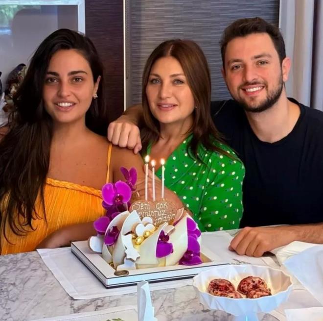 Hakan Ural ile evliliinde Engincan ve Melisa, Sulhi Akst ile evliliinden de Emir adnda bir olu olan nl isim, yeni yan ocuklaryla kutlad.