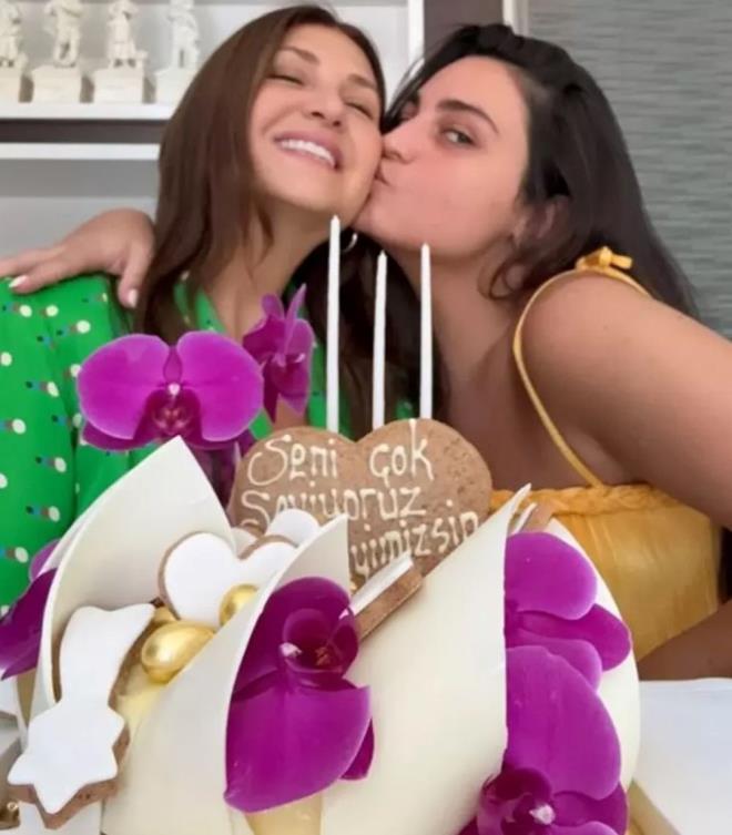 Melisa Ural'n annesini pt kare byk ilgi grrken; Sibel Can'n orkide figrleriyle ssl pastasndaki "Seni ok seviyoruz" notu da dikkat ekti.