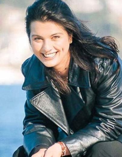 90'larda rol alan deneyimli oyunculardan bir Aelya Akkoyun.