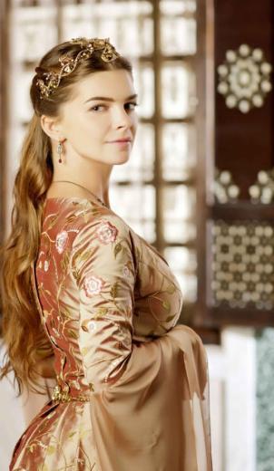 Kavak Yelleri'yle ekrana adm atan Pelin Karahan da Muhteem Yzyl'n kadrosunda.