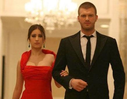 Hazal Kaya daha nce Genco dizisinde rol almt. Ama kariyerinin en byk kn Ak Memnu ile yapt.