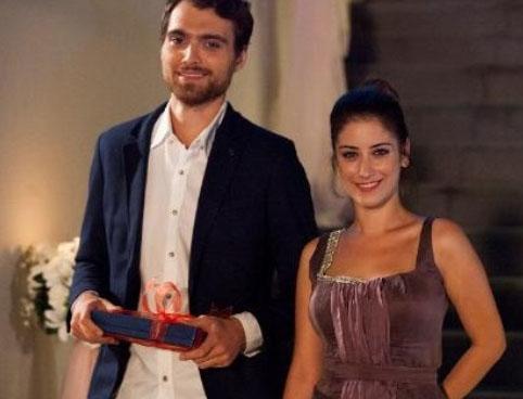 Kaya, ekrann gen oyuncularndan. 1990 doumlu Kaya u sralar AK dizisinde rol alyor.