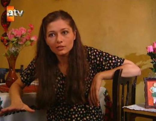 kinci Bahar dizisiyle oyunculua adm atan Nurgl Yeilay ekrann tecrbeli oyuncularndan.