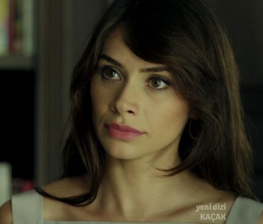 Ayn dizide rol alan Begm Birgren de ekrann deneyimli yzlerinden.