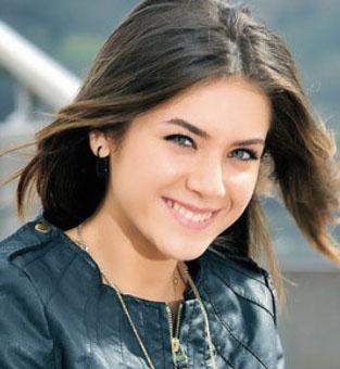 Fulya Zenginer, Kk Kadnlar dizisiyle tannd.