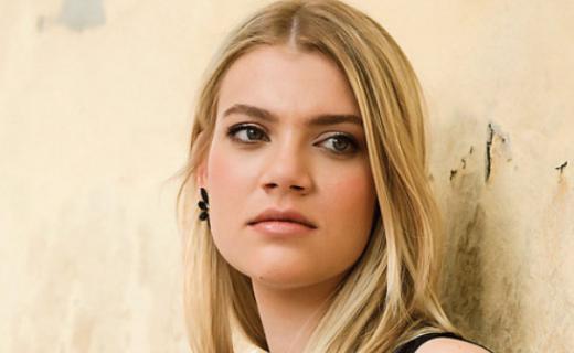 Ekrann gen yzlerinden Derya ensoy, Ferhan ensoy ile Derya Baykal'n kz.