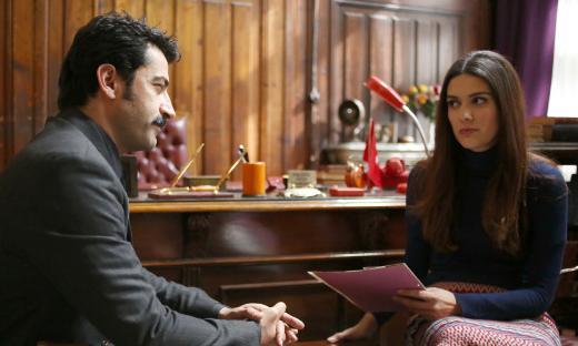 Bergzar Korel ekrann tecrbeli oyuncularndan.