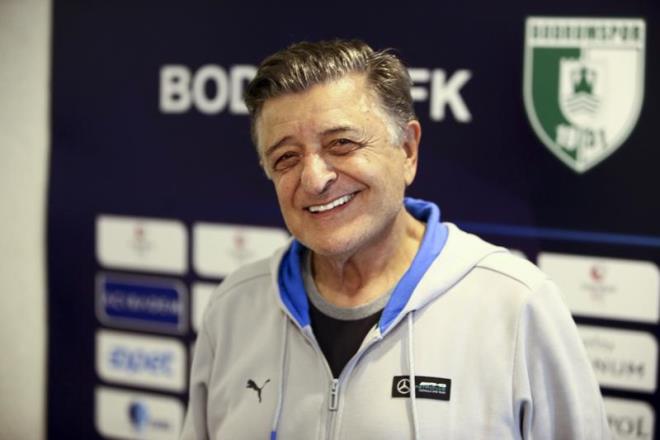 Bir zamanlarn eski futbolcularn Ylmaz Vural, gnmzde kariyerini teknik direktr olarak srdryor. Teknik adam 2 katl lks malikanesiyse, grenleri hayran brakyor.