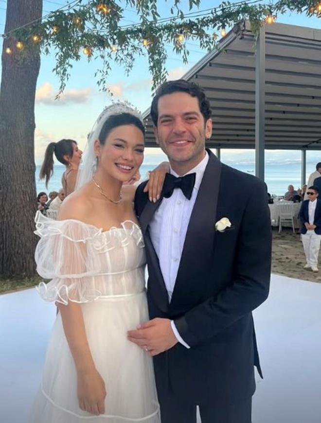 Beste Kkdemir-Fazl Erdin atak    Ksa bir sre nce Fazl Erdin atak ile evlenen Beste Kkdemir, imdilerde bebek heyecan yayor. nl ift, ksa bir sre nce erkek bebek beklediklerini mjdeledi.