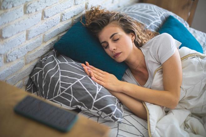 ABD?de grev yapan Harvard mezunu gastroenterolog Dr. Saurabh Sethi, yatak odalarnda yaygn olarak bulunan ve ciddi salk riskleri tayan  tehlikeli maddeye dikkat ekti. Dr. Sethi, Instagram?daki hesabndan paylat ve 2,1 milyon izlenme ile 34 binin zerinde beeni alan videosunda; eski yastklar, sentetik oda spreyleri ve eski yataklarn salk asndan ciddi tehdit oluturduunu aklad.