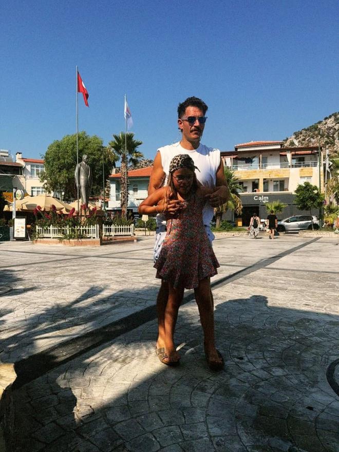 URAZ KAYGILAROLU    Eski Ei Melis iten ve kz Ada ile birlikte tatilin tadn karan Uraz Kayglarolu, keyifli anlarn takipilerinin beenisine sundu.