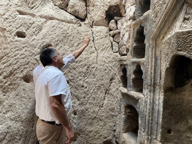 almay yrtenlerden Do. Dr. Sava Maral, gazetecilere, ortaya karlan yapyla ilgili hibir literatrde bilgi bulunmadn, Eretna Beylii dnemine ilikin izler tadn belirtti.    Alann ibadethane olmasnn dnda yaam alan izlerini de barndrdn belirten Maral, "Bu blgede 1960'lardan beri, zellikle sanat tarihiler tarafndan deifre edilmi klliyenin camisi, trbesi, zaviyesi bulunuyor. Fakat bu yapya kimse deinmiyor. 600 yllk aslnda, ilk defa gn yzne kan, sakland iin de bu ekilde korunmu bir yap. Seluklulardan beri aina olduumuz, beylikler dneminde de devam eden sslemeler, malzeme ve teknik bir anlayla yaplm." diye konutu