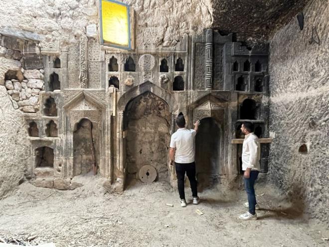 Nevehir Hac Bekta Veli niversitesi (NEV) Fen Edebiyat Fakltesi Sanat Tarihi Blm retim yeleri, 16. yzyl eserlerinden Taknpaa Medresesi ve Camisi'nin bulunduu kyde yzey aratrmas yapt.    almada, bir vatandan odunluk olarak kulland kayadan oyma mekan boaltarak temizlik almas yapan ekip, 6 asrlk ta iilii mihrabn da bulunduu ibadethaneyi ortaya kard.