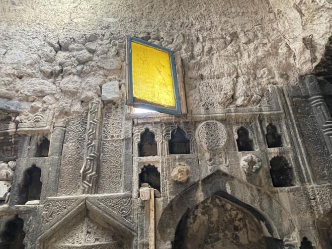 "HEYECAN VERC BR KEF"    Do. Dr. Alper Altn ise alma sonucunun kendileri asndan heyecan verici olduunu ifade etti.    Yap ve evresindeki aratrmalarn sreceini kaydeden Altn, yle konutu:    "Bizler bunlarla ilgili aratrmalar yapp, burann ne amala kullanldn tespit etmeye alacaz. Buras bir mescit olarak kullanld m, tam olarak bilmiyoruz ama en azndan mihrap olduu iin ilevsel olarak burada namaz klndn belirtebiliriz. rgp Mze Mdr bize bir sempozyum dzenlenmiti. Orada byle bir eserin olduundan bahsetti. Sonrasnda da Sava hocamzn yzey aratrmasnda Mehmet amcamz bulduk. Mehmet amcamz sa olsun yapy bize at. Burann ierisi grlebilir deildi, biz kendisinden rica ettik. Burann temizlenmesini saladlar ve bu ekilde aa km oldu. Aslnda bakir bir yer. Burada yaptmz almalarla bu yapnn ilevini, sslemelerini daha aa karmay planlyoruz."