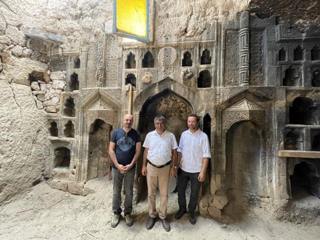 Ev sahibi Mehmet Ersen (63) de kklk alarnda alana gelen baz turistlerin kendilerine camiden bahsettiklerini, ancak herhangi bir almann gnmze kadar yaplmadn aktard.