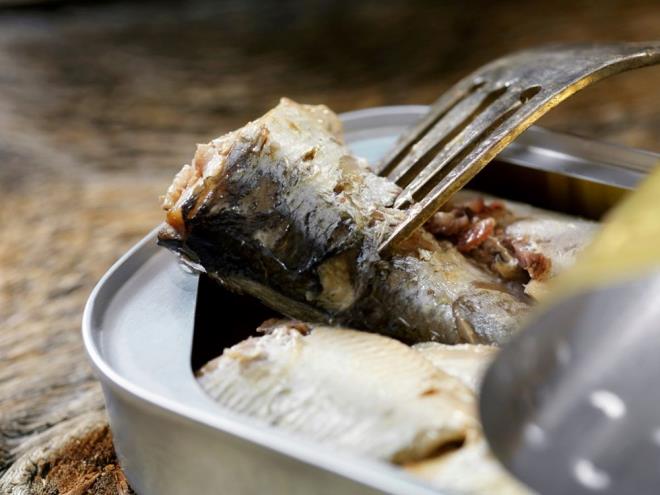 SA, TIRNAK VE CLT N DOAL DESTEK    Kalsiyum zengini sardalya, sa dklmesini azaltyor, sa tellerinizi kalnlatryor, trnak krlmalarn nlyor ve cildinizin elastikiyetini artryor. Sardalya gibi yal balklarda bulunan salkl yalar ve kalsiyum, sa ve cilt salnn korunmasnda vazgeilmezdir.