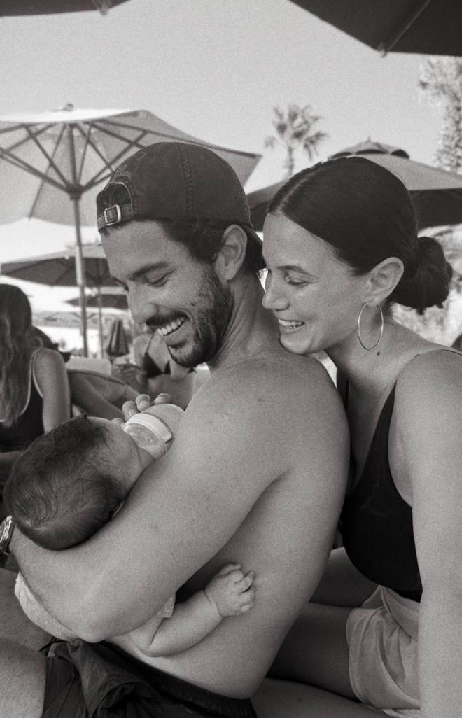 Ei ve oluyla deniz, kum ve gnein tadn karan Pnar Deniz, aile tatilinden kareleri gzler nne serdi.