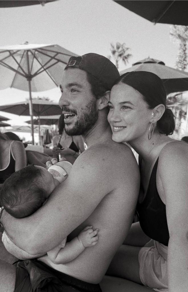 nl oyuncu, sahil kenarnda oluyla ilgilenen eiyle pozlarn paylat.