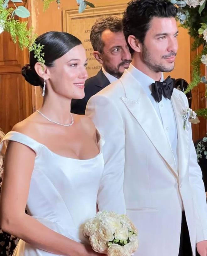 Nikahtan ksa bir sre sonra bebek beklediklerini mjdeleyen nl ift, 31 Mart'ta ilk kez anne baba oldu.    Deniz ile Yldrm, oullarna Fikret Hakan adn verdi.