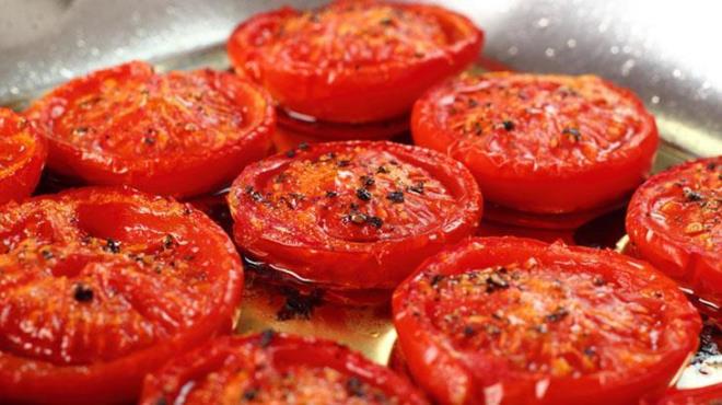 Kahvalt sofralarn enlendirecek, yapm kolay ve bir o kadar da lezzetli bir tarif aryorsanz pimi domates nefis bir seenek olabilir. Tencerede pien, yaz sebzelerinin tazeliini her lokmada hissettiren bu kahvaltlk domates, hem pratik hem de herkesin damak zevkine hitap ediyor. te tarifi.