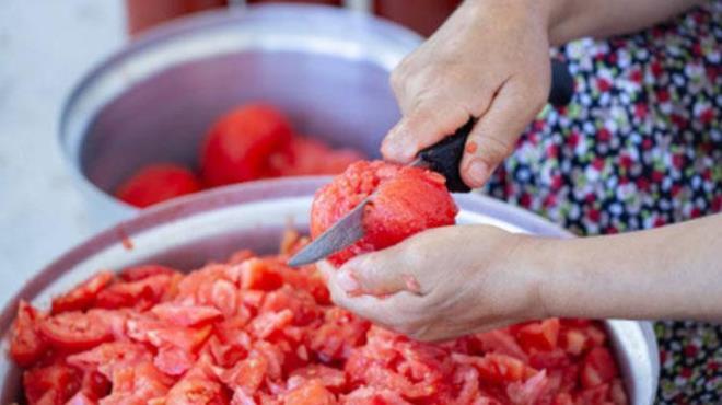 Geni bir tavaya eyrek ay barda sv ya ekleyin ve orta atete stn. Ya kzdnda, doradnz soanlar ve biberleri tavaya aln. Tavann kapan kapatp sebzeleri yumuayana kadar kavurun. Sebzeler yumuadnda, dilimlenmi domatesleri tavaya tek sra halinde dizin. Grsel bir len yaratmak isterseniz domatesleri dzenli yerletirin, ama st ste koysanz da lezzet deimeyecek. Domatesler ksa srede erimeye balayacak ve sos kvamna gelecek.