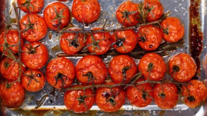 ster ailenizle keyifli bir hafta sonu kahvaltsnda, ister hzl bir sabah attrmalnda bu tarif sofralarnza renk katacak. Lezzetli bir domates hazrlamak iin pf noktalarna ve piirme aamalarna dikkat etmek nemli.