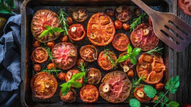 Domatesler iin ise kabuklarn soymak art. Kabuklar soyulmu domatesler, hem daha przsz bir kvam veriyor hem de lezzeti n plana karyor. Domatesleri ne ok ince ne de ok kaln dilimler halinde kesin. Bu ekilde, pierken eriyip sos kvamna gelirken bir yandan da dokusunu koruyacak.