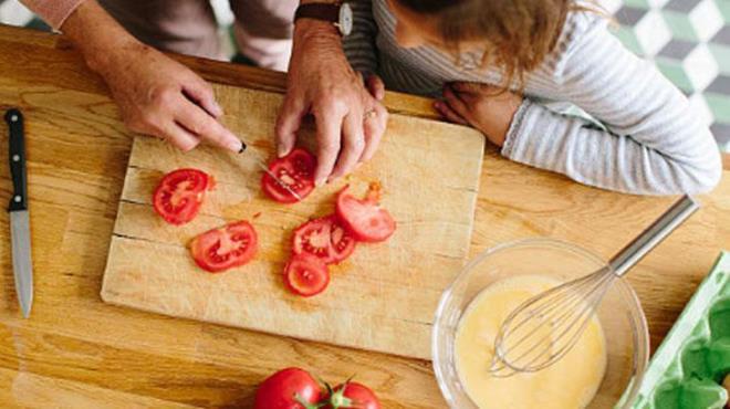 Domatesler gzelce eridikten sonra, iki yumurtay hafife rpn ve tavaya ekleyin. Yumurtalar ok fazla rpmamaya zen gsterin. Pitikten sonra bir tutam karabiber serpin. Karabiber, kahvaltlk tariflerin olmazsa olmazdr ve bu tarife harika bir aroma verir. Dilerseniz bu aamada zerine rendelenmi kaar peyniri serpebilirsiniz.Taze nane, kekik veya maydanozla ssleyerek servis yapabilirsiniz. Yanna bir bardak taze demlenmi ay, biraz peynir ve zeytin eklediinizde, kahvalt sofranz tam bir lene dnecek.