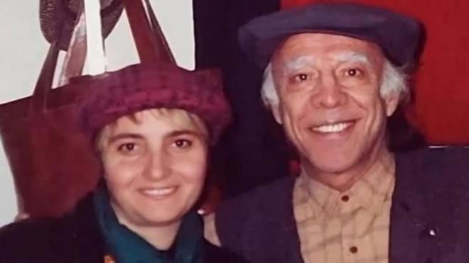 'Hababam Snf', 'Neeli Gnler', 'Bizim Aile', 'Glen Gzler', 'Mavi Boncuk' gibi Yeilam'a damga vuran filmlerde yer alan usta sanat Mnir zkul'un ei Umman zkul, uzun sredir mcadele ettii kanser hastalna yenik derek hayatn kaybetti. Ac haberi, Mnir zkul'un kz Gner zkul, sosyal medya hesabndan takipileriyle paylat.